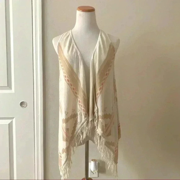 Sweet & Sinful cream and tan Aztec sleeveless shawl with fringe - Picture 1 of 6